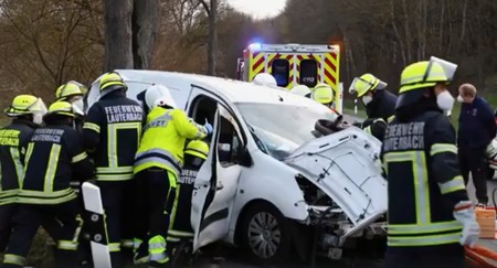 Salvatorii scot persoana rănită dintre fiarele contorsionate.