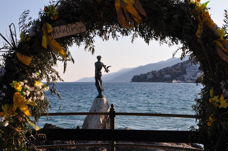 Sculptura fecioarei care ține o pasăre, devenită simbol pentru coasta orașului Opatija. Foto: Shutterstock