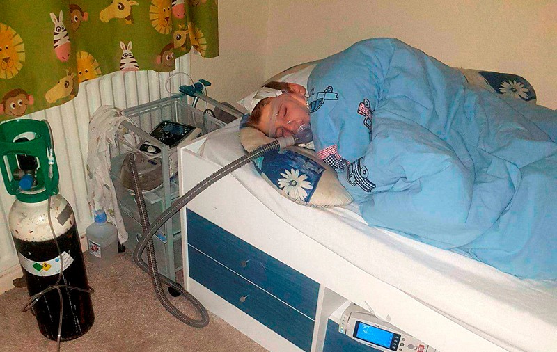 Un băiat de 10 ani poate muri în orice clipă dacă adoarme. Ce fac părinții pentru a-l ține în viață | FOTO