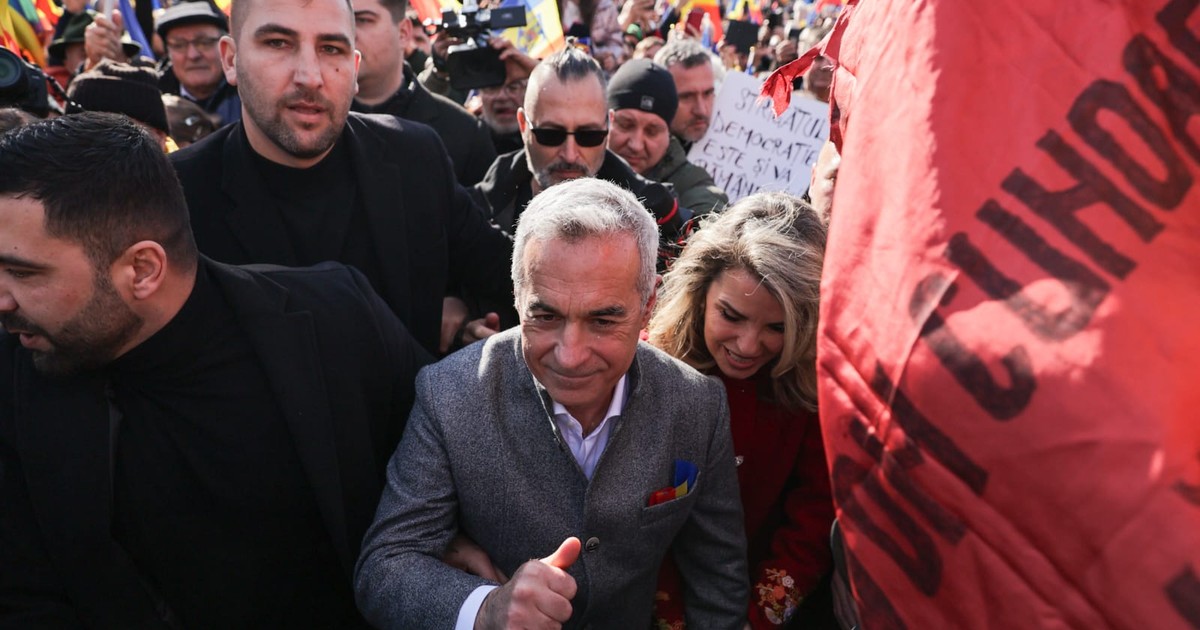 Călin Georgescu, înconjuurat de mii de oameni și de gărzile sale de corp, în stânga, Cristela Georgescu, în dreapta. 24 ianuarie 2025