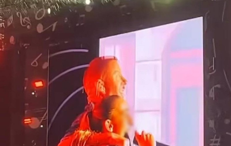 Rapperul Macklemore a chemat pe scenă o femeie care se ascundea de poliție, ca să cânte cu el, la un concert în Slovacia. „A uitat că era urmărită. Am luat-o ca din oală”