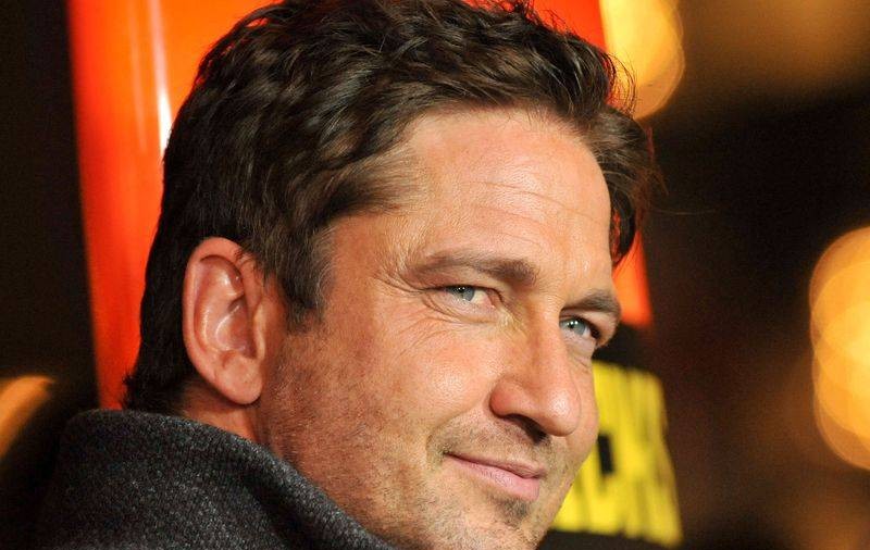 Gerard Butler sparge nuci cu... Dacă vă spunem nu ne credeți, trebuie să vedeți cu ochii voștri - VIDEO 