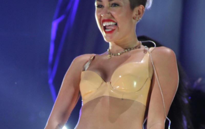 Ce «surpriză»! Miley Cyrus, primul loc în topul celor mai prost îmbrăcate vedete. Vezi cine este cea mai elegantă divă de la Hollywood! FOTO