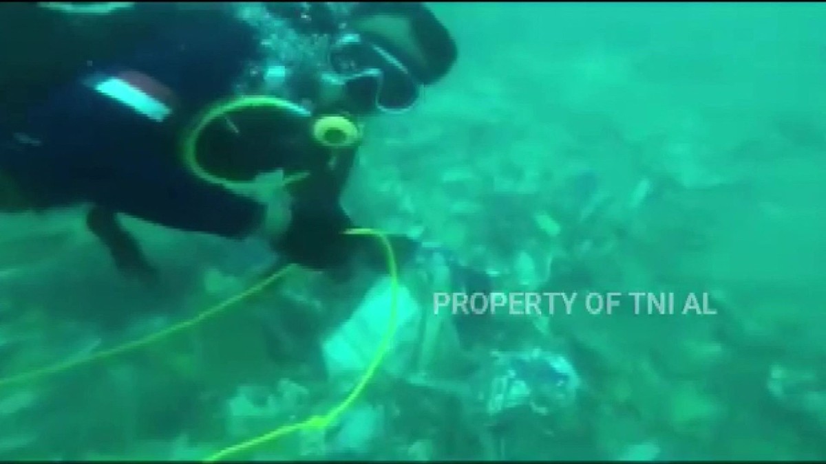 Scafandrii din Indonezia caută cutiile negre ale avionului prăbușit în Marea Java. ”Va fi o operațiune non-stop”