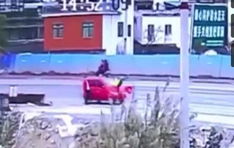 De necrezut! O femeie a supravieţuit după ce a fost  lovită de o maşină şi târâtă zeci de metri, pe stradă | VIDEO