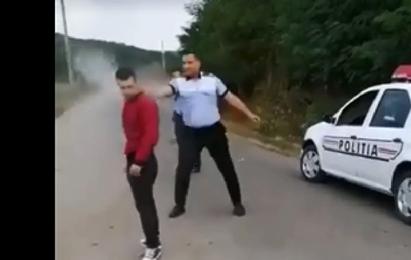 VIDEO | Bătaie generală între polițiști și mai mulți cetățeni. „Dați cu spray în femei?”. „Noi am aplicat o tactică polițienească!”