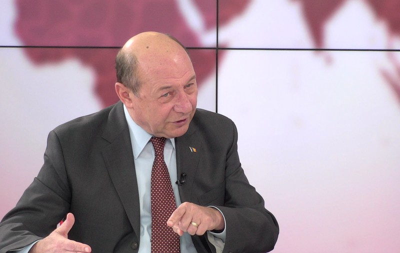 Băsescu îl atacă pe Timmermans: ”Conștiința lui democratică și-a terminat gazul! Se face că nu vede lovitura de stat a lui Plahotniuc”