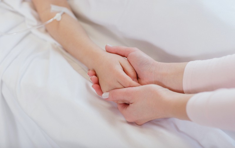O româncă din Italia a rămas fără loc de muncă după ce a stat un an să-și îngrijească fiul bolnav de leucemie