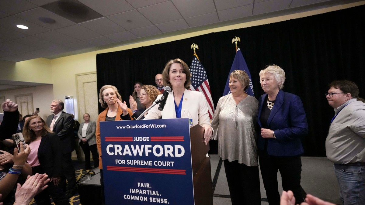 Susan Crawford surprinsă în timp ce susține un discurs, după ce a fost aleasă la Curtea Supremă din Wisconsin