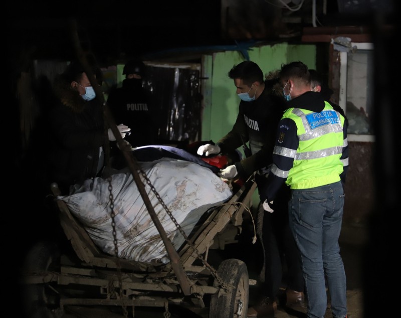 Percheziții la casele familiei agresorului de la Bolintin. Tânărul, adus la el acasă de poliție pentru o reconstituire