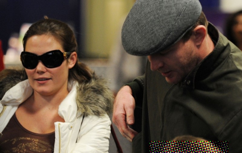 Guy Ritchie, fermecat de două brunete gemene