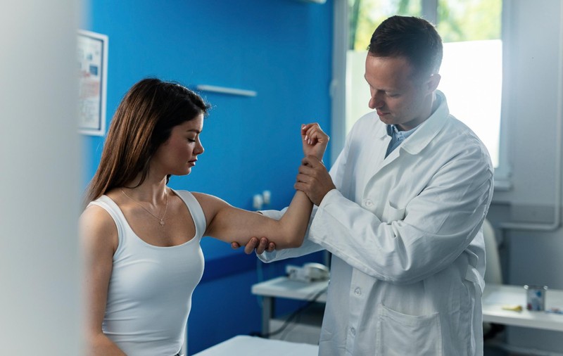 Importanța alegerii unui medic specializat pentru tratarea durerilor de umăr