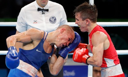 Irlandezul Michael John Conlan, în timpul meciului cu rusul Vladimir Nikitin. (FOTO: EPA)