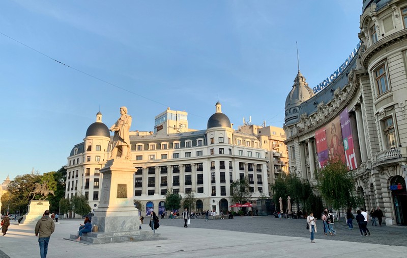 Ce reprezintă statuile de la Universitate