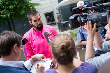 epa04774149 FC Barcelona player Nikola Karabatic gives an interview at the media event for the Handball Champions League final in Cologne, Germany, 29 May 2015. The teams competing for Champions Leagie victory in the Final4 in Cologne this weekend are: German champions THW Kiel and Vive Tauron Kielce, FC Barcelona and MKB-MVM Veszprem. EPA/MARIUS BECKER