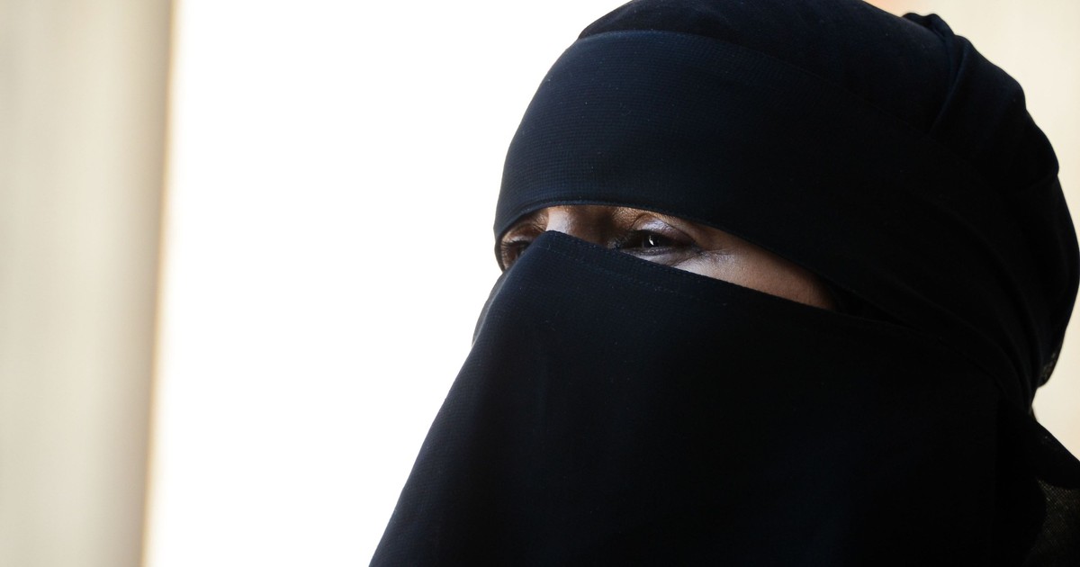 O femeie islamică tipică purtând burqa.