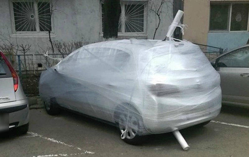 Un șofer din Năvodari s-a trezit cu mașina învelită în folie. Imaginea care a stârnit reacții neașteptate