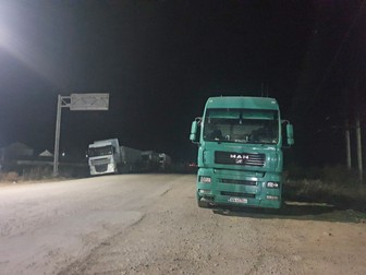 Șir de camioane, majoritatea înmatriculate în Moldova și Ucraina, așteptă să treacă în România