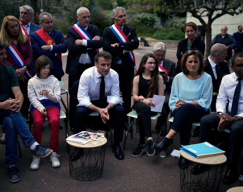 O nouă zi de proteste față de legea pensiilor în Franța. Vizita lui Macron în teritoriu, întâmpinată cu manifestații și huiduieli