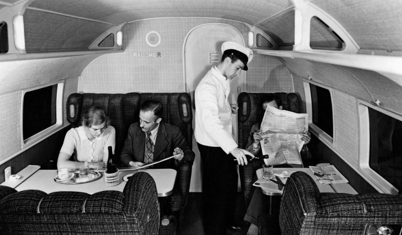 Pasagerii aflați în compartimentul pentru fumători al noului avion de pasageri „Condor” al companiei germane Lufthansa, 29 noiembrie 1937. Sursă foto: Profimedia Images