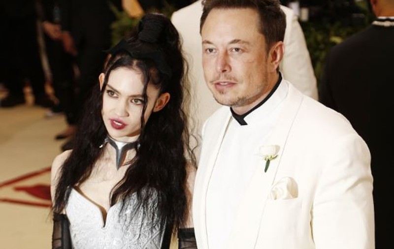 Fosta iubită a lui Elon Musk, Grimes, spune că miliardarul „trăiește uneori sub pragul sărăciei”