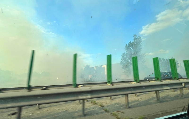 Circulația rutieră, reluată pe ambele sensuri ale Autostrăzii Soarelui. Incendiul de vegetație a provocat întârzieri mari pentru trenurile spre și dinspre Constanța
