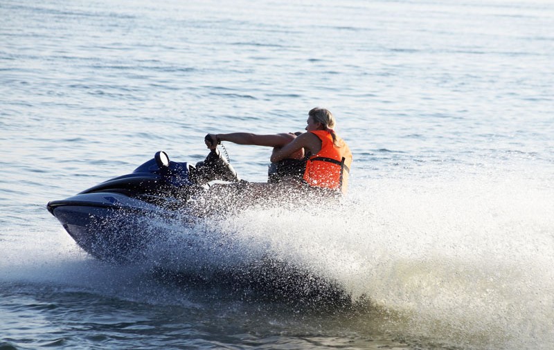 Două skijet-uri s-au ciocnit la Mamaia. O persoană a fost rănită