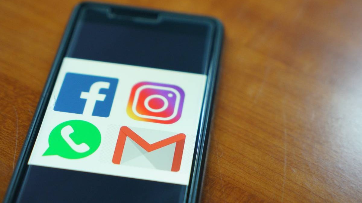 Retele sociale pe ecranul unui telefon