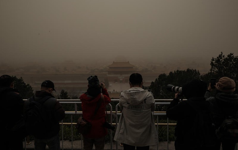Imagini apocaliptice din Beijing, lovit de cea mai puternică furtună de nisip din ultimul deceniu. „Parcă a venit sfârșitul lumii”