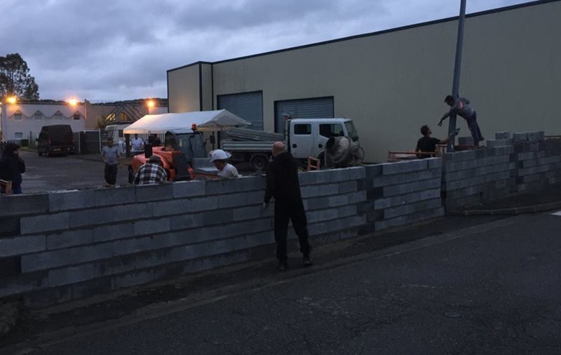 Un grup de francezi a construit un zid anti-imigranți în orașul lor