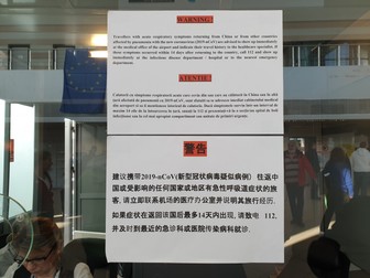 Afiș de informare despre Coronavirus, în română, engleză și chineză.