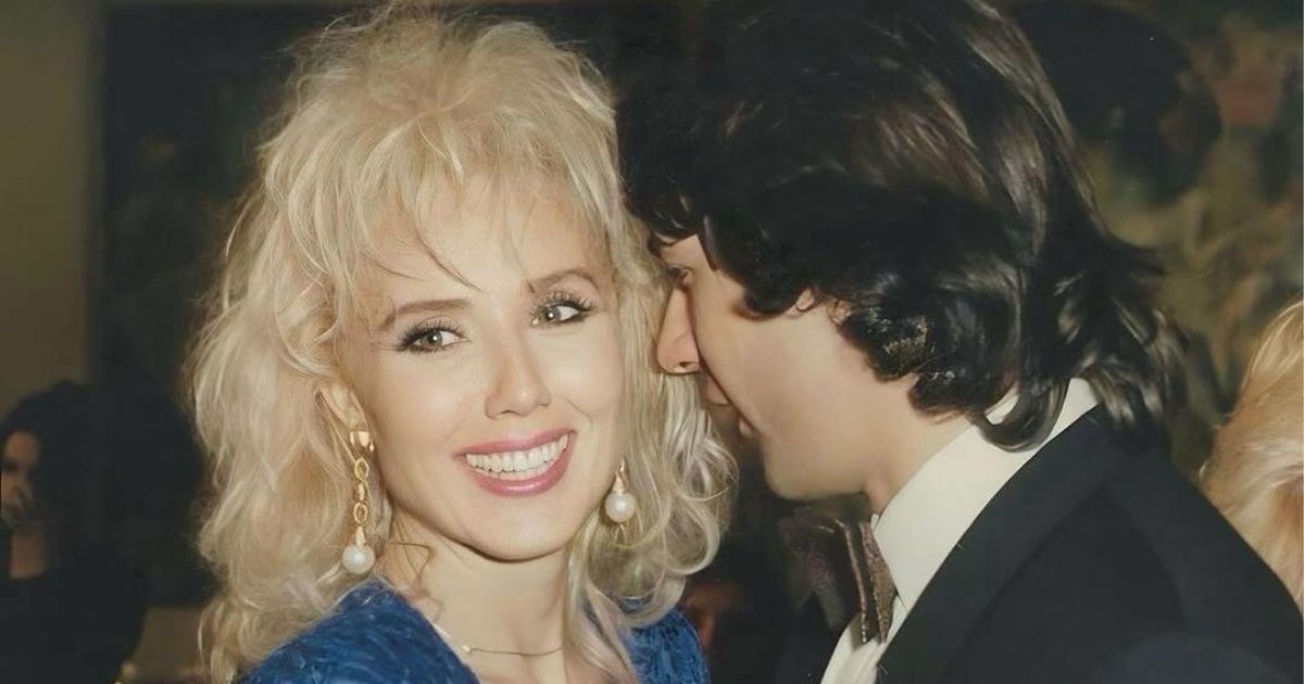 Lepa Brena, în partea stângă, îmbrăcată într-o rochie albastră, cu soțul ei, pozat din lateral, în stânga, în decembrie 1991