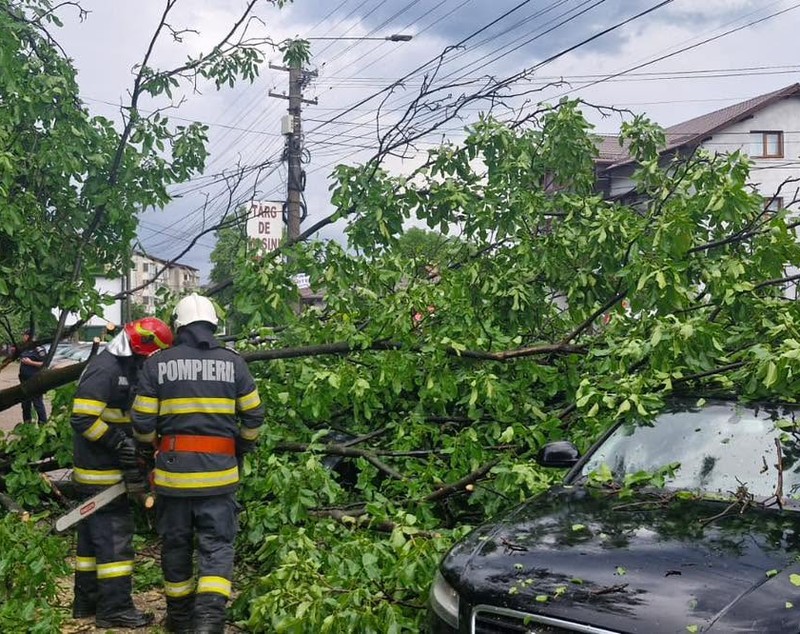 Codul portocaliu de ploi torențiale a făcut prăpăd în țară. În unele zone a plouat în 24 de ore cât într-o lună