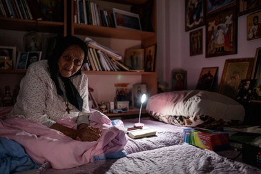 Femeia are 87 de ani și este dependentă de concentratorul de oxigen. Foto: Vlad Chirea
