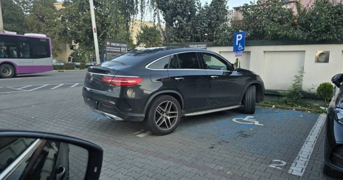 Imagine cu mașina neagră Mercedes-Benz GLE Coupe parcată pe două locuri destinate persoanelor cu dizabilități