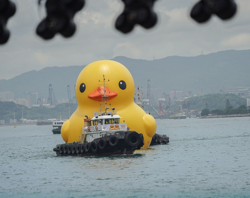 Apariție inedită într-un port: două rațe uriașe gonflabile, pentru „fericirea dublă” a locuitorilor din Hong Kong