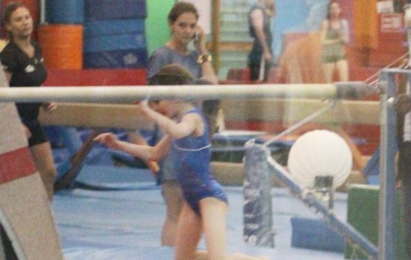 Katie Holmes se teme în continuare să nu-și piardă fiica. Nu o scapă nicio secundă din ochi | FOTO