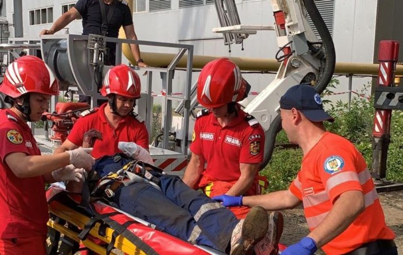 Accident de muncă la înălțime în Bacău. Un macaragiu s-a ales cu o palmă amputată