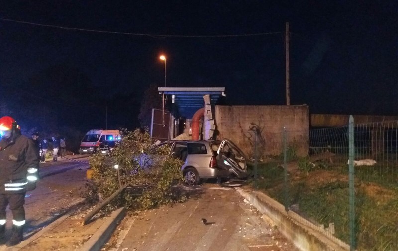 Doi adolescenți români au murit într-un accident în Italia. Impact devastator cu o construcție din beton | FOTO ȘI VIDEO