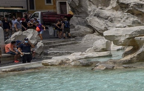 Doi români care înșelau turiști cu alba-neagra la Fontana di Trevi au încercat să mituiască polițiștii. Sursă foto: Getty Images
