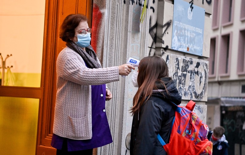 Cum va fi redeschiderea școlilor, sub amenințarea noii tulpini de COVID. Ce spun experții și ce s-a întâmplat în alte țări europene