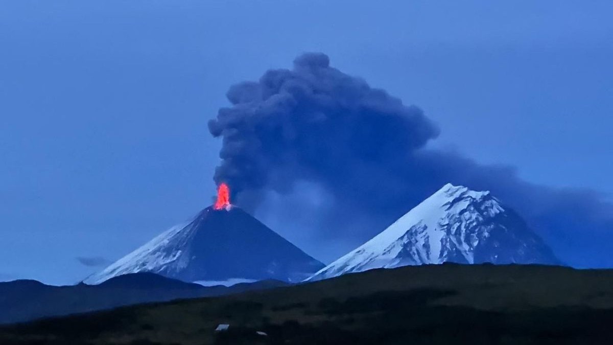Vulcanul Kliucevskoi din regiunea Kamchatka din Rusia erupe din nou, trimițând cenușă la 6,5 kilometri înălțime, pe 15 august 2025