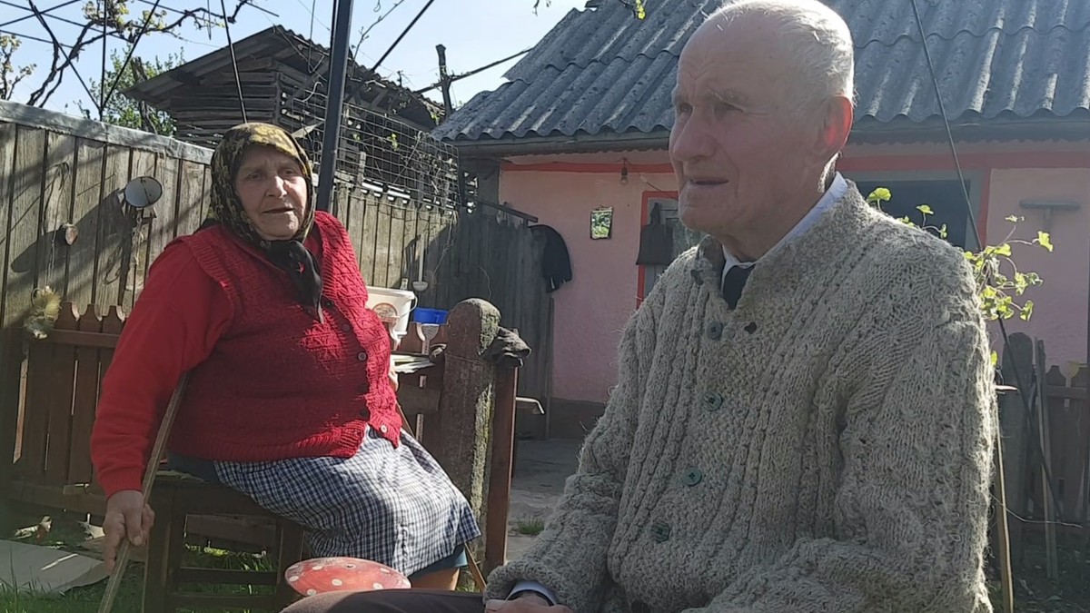 Cum au fost strămutați civilii în cel de-Al Doilea Război Mondial. Vasile Apopei, împreună cu soția, în curtea casei din Zvoronești, Neamț