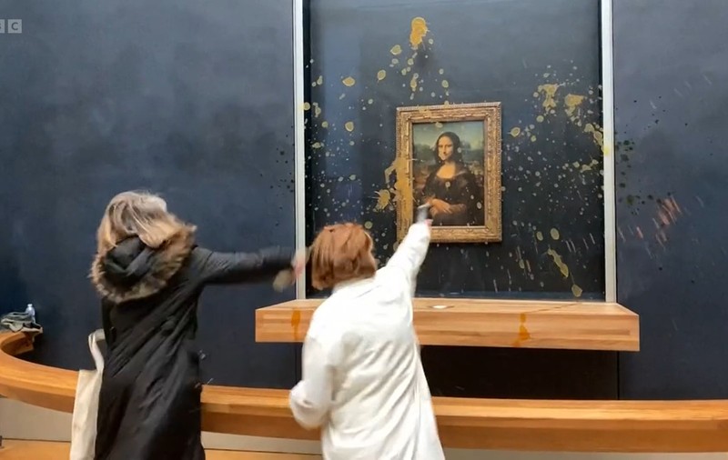 VIDEO | Momentul în care două protestatare ecologiste aruncă cu supă peste Mona Lisa, tabloul lui da Vinci de la Luvru