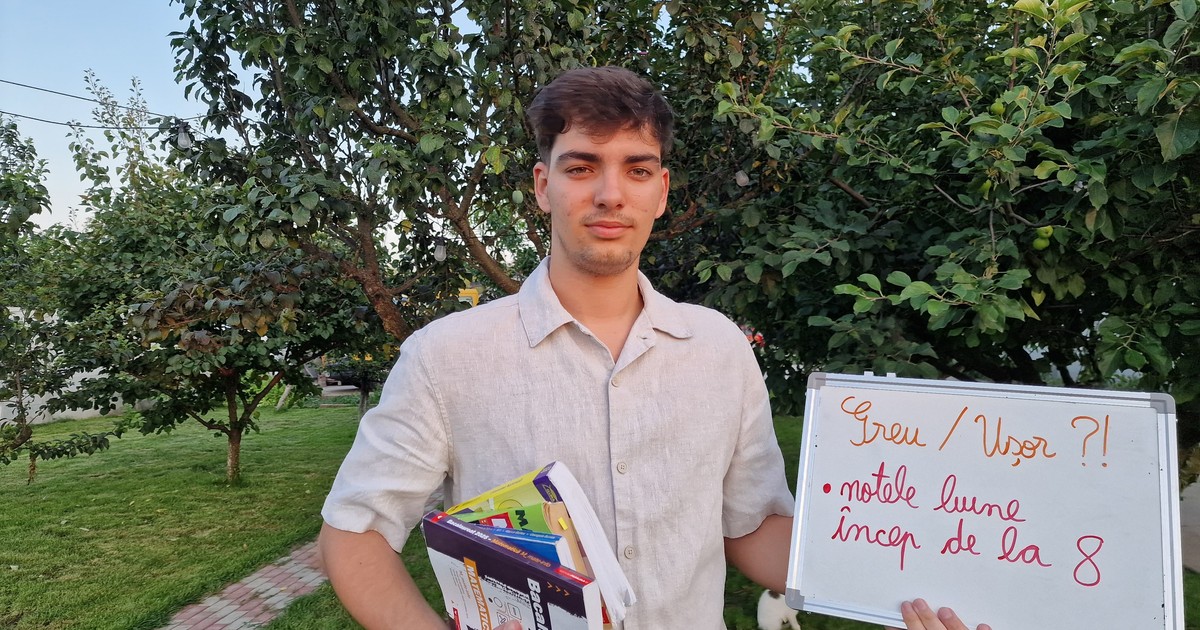 Tânăr cu cărți de matematică în brațe și o tablă pe care scrie un emsaj de încurajare pentru elevii care dau evaluarea națională