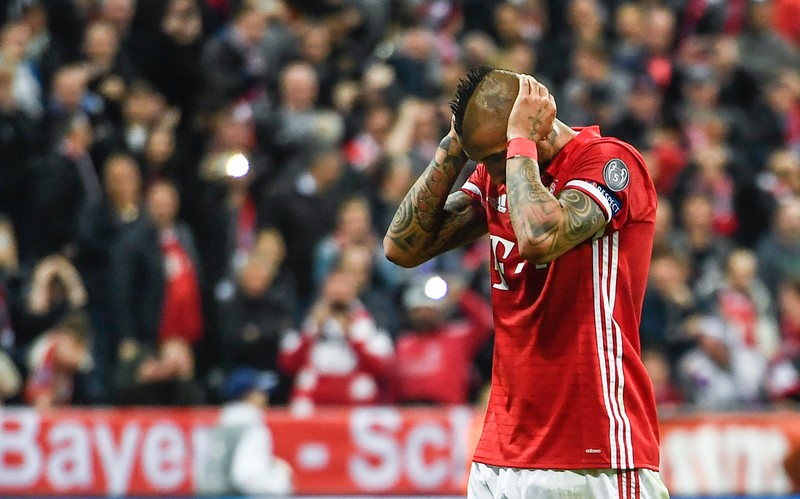 epa05905033 Bayern's Arturo Vidal reacts after missing to convert a penalty during the UEFA Champions League quarter final, first leg soccer match between FC Bayern Munich and Real Madrid at the Allianz Arena in Munich, Germany, 12 April 2017. EPA/FILIP SINGER