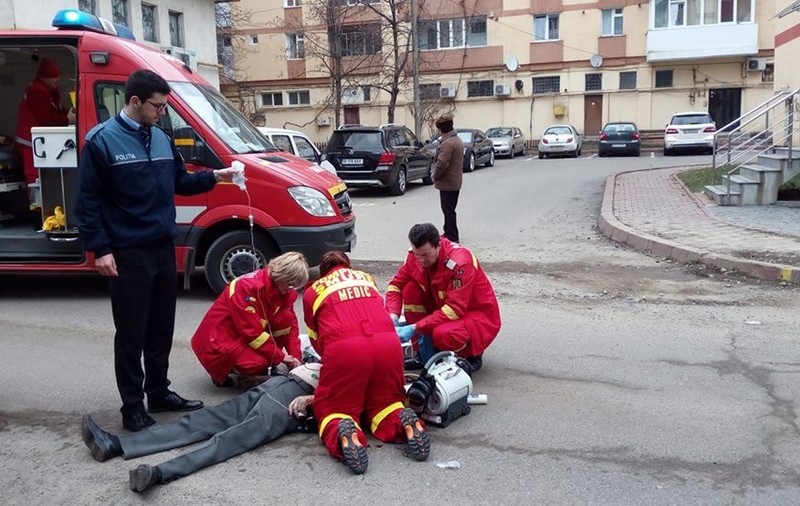 Un bărbat a murit pe stradă, așteptând ambulanța la Piatra Neamț. S-a întâmplat în apropierea Spitalului Județean