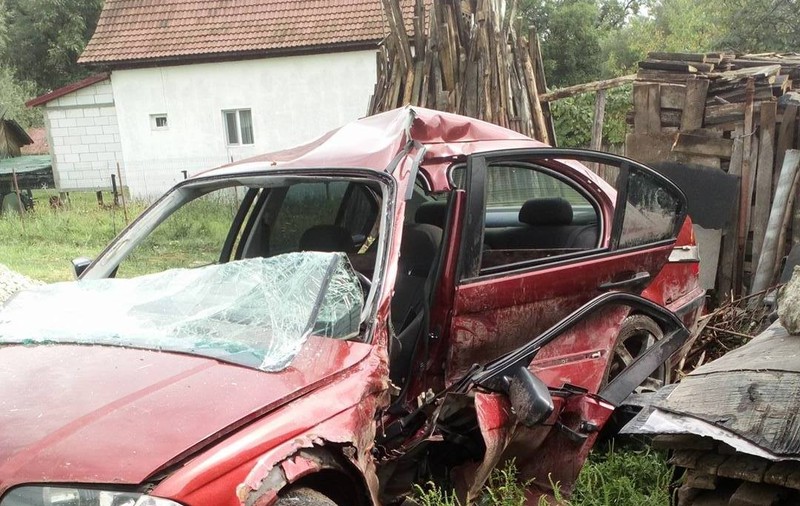 Accident rutier grav, în Vâlcea. Copil de 11 ani, încarcerat în mașina unui prieten