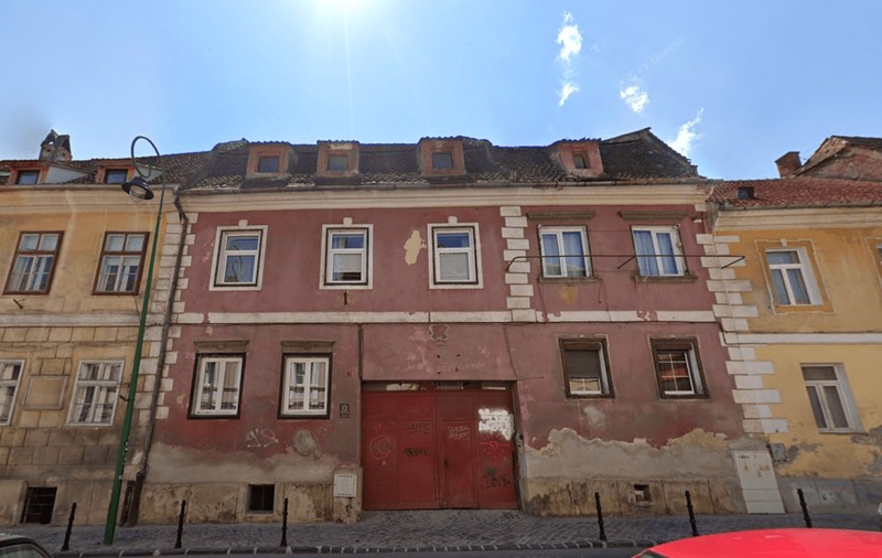 Cea mai veche casă locuită din Brașov, ridicată la 1700, a fost încadrată în clasa I de risc seismic. O parte din ea s-a prăbușit