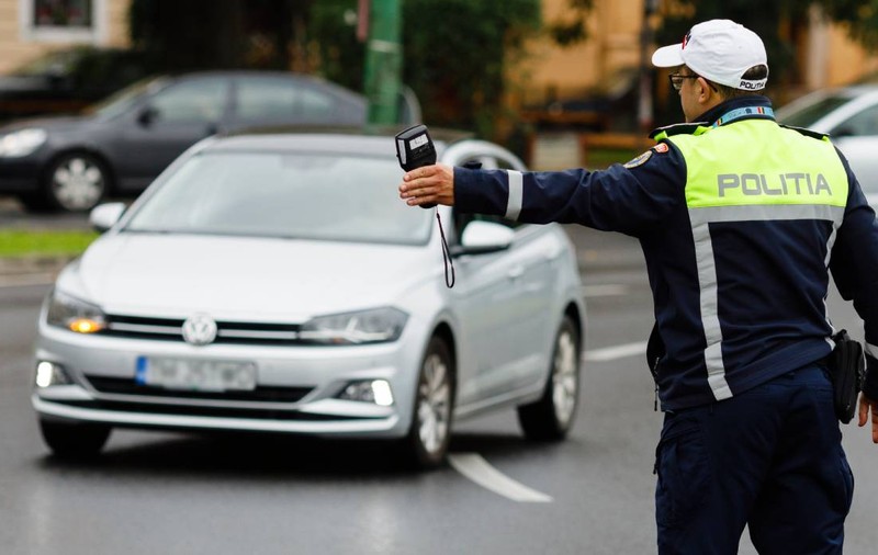 Amenda pentru șoferii care circulă cu farurile reglate greșit. Noile reguli impuse de Codul Rutier 2025